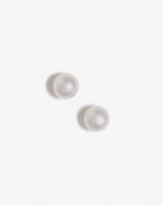 Load image into Gallery viewer, Lucia Medium Classic Pearl Earrings