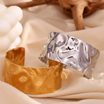 Load image into Gallery viewer, 18k Hammered Texture Bangle Bracelets