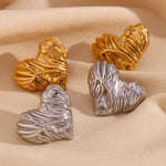 Load image into Gallery viewer, 18k Textured Wavy Heart Stud Earrings