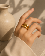 Load image into Gallery viewer, 18k Modern Wrap Around Flat Ring