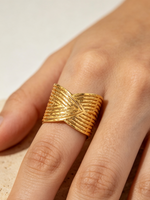 Load image into Gallery viewer, 18k Elegant Wide Triangular Connect Ring