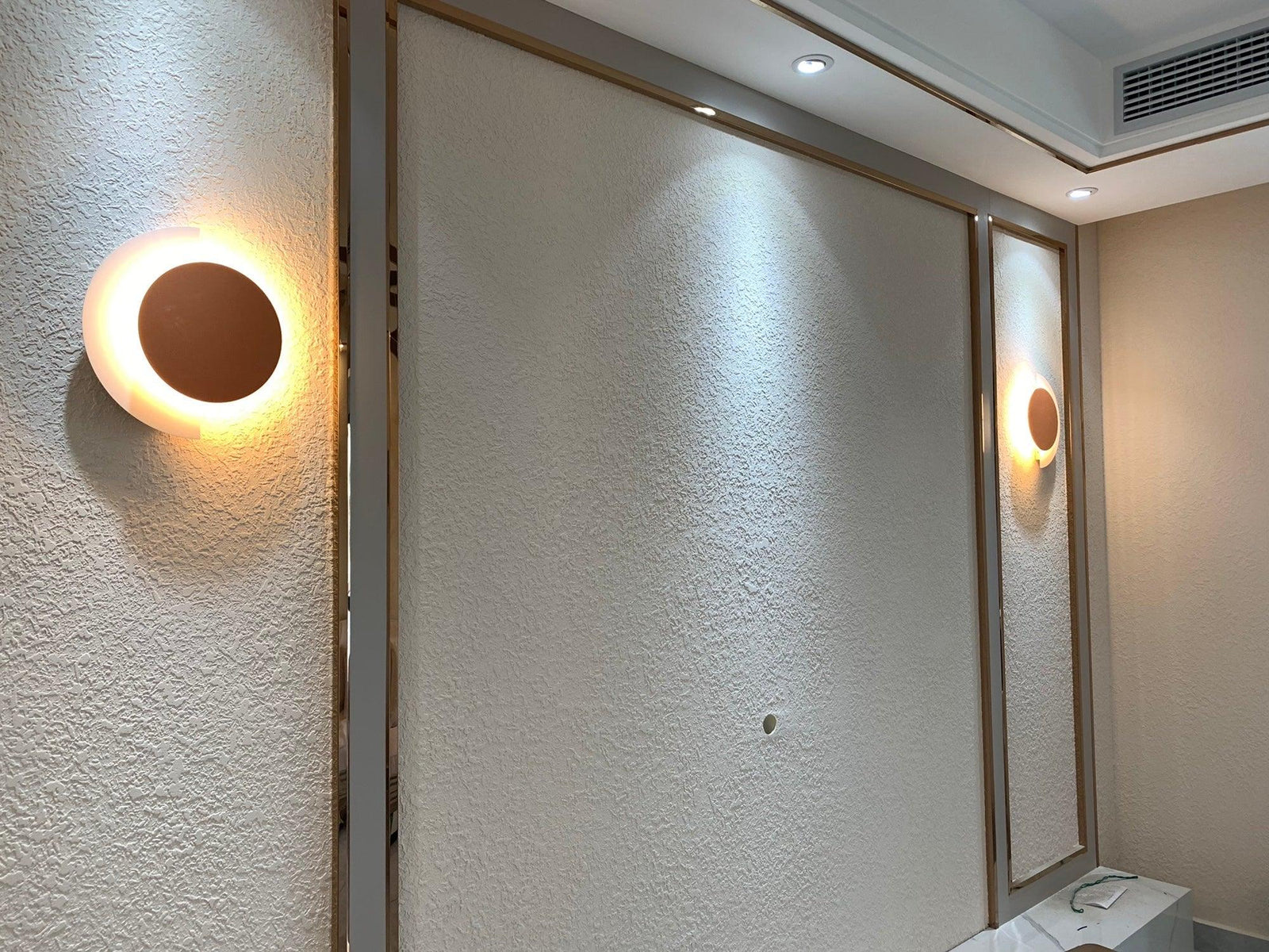 Rounded Sculptural Art Glass Finish Wall Sconce