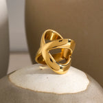 Load image into Gallery viewer, 18k Classy Crossed Intersect Ring