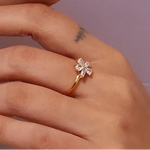 Load image into Gallery viewer, 18k Feminine Five Petal Diamond Ring