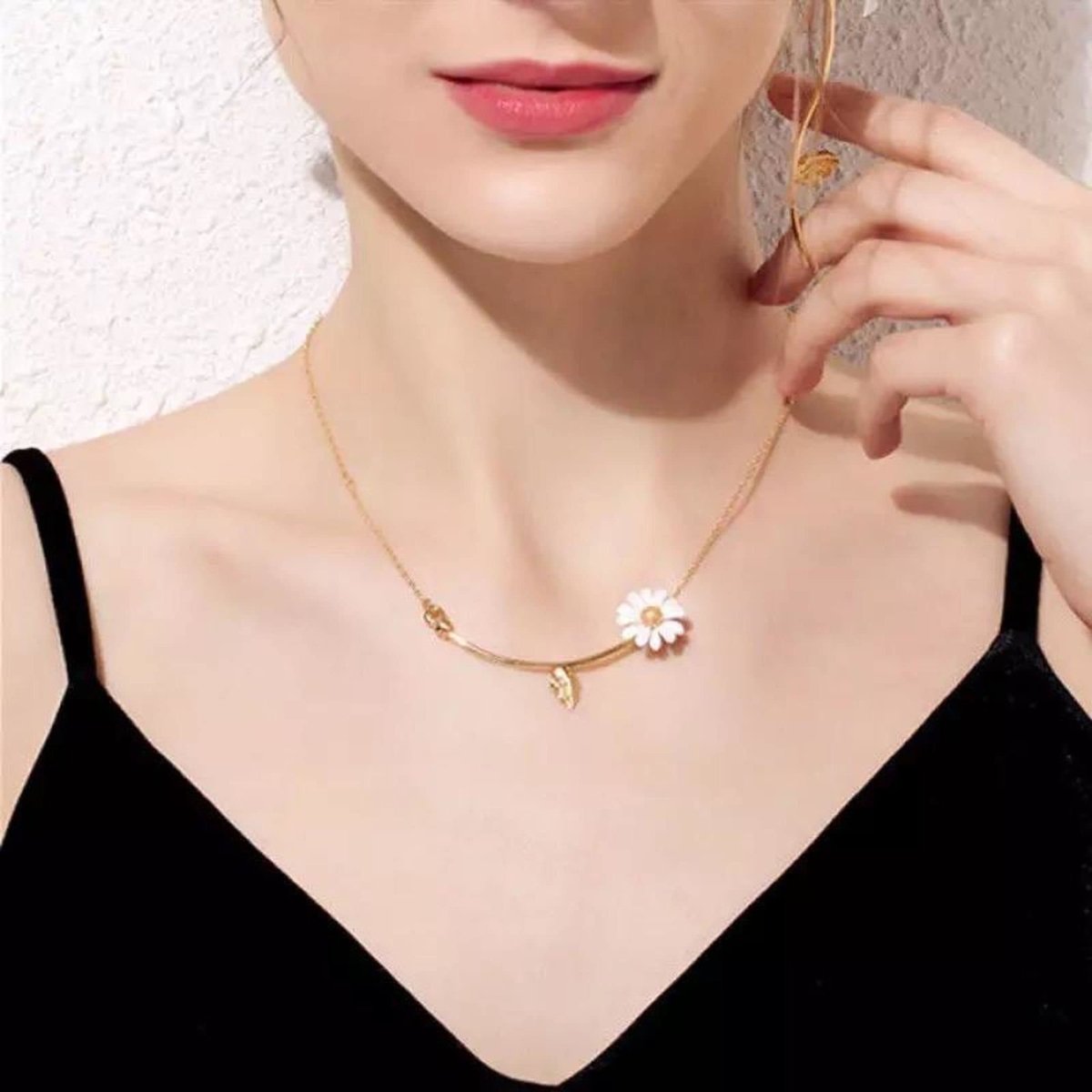 Azadeh daisy and leaf necklace