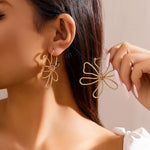 Load image into Gallery viewer, Floral Knot Outline Earrings
