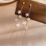 Load image into Gallery viewer, White Flower Gold Thread Earrings