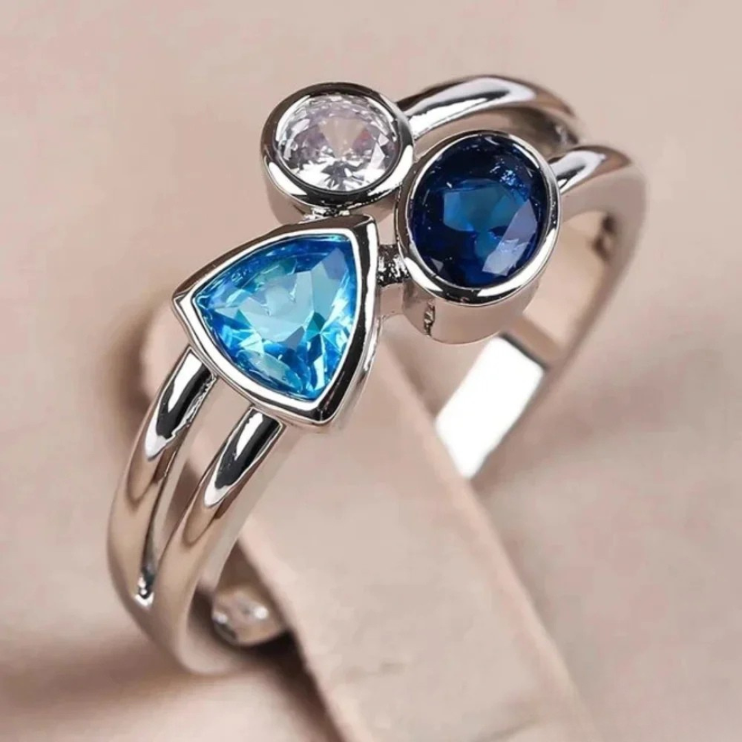 Luxurious blue crystal vintage ring