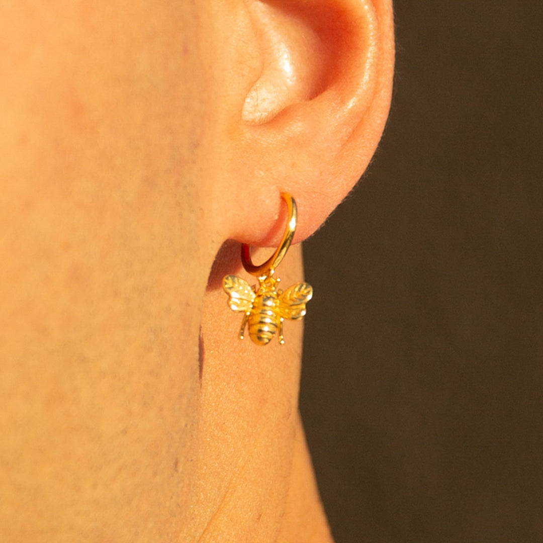 Lien Delicate Bee Hoop Earrings