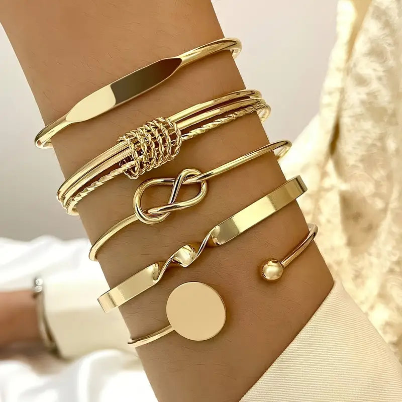 Delicate Charm Bracelet in Gold
