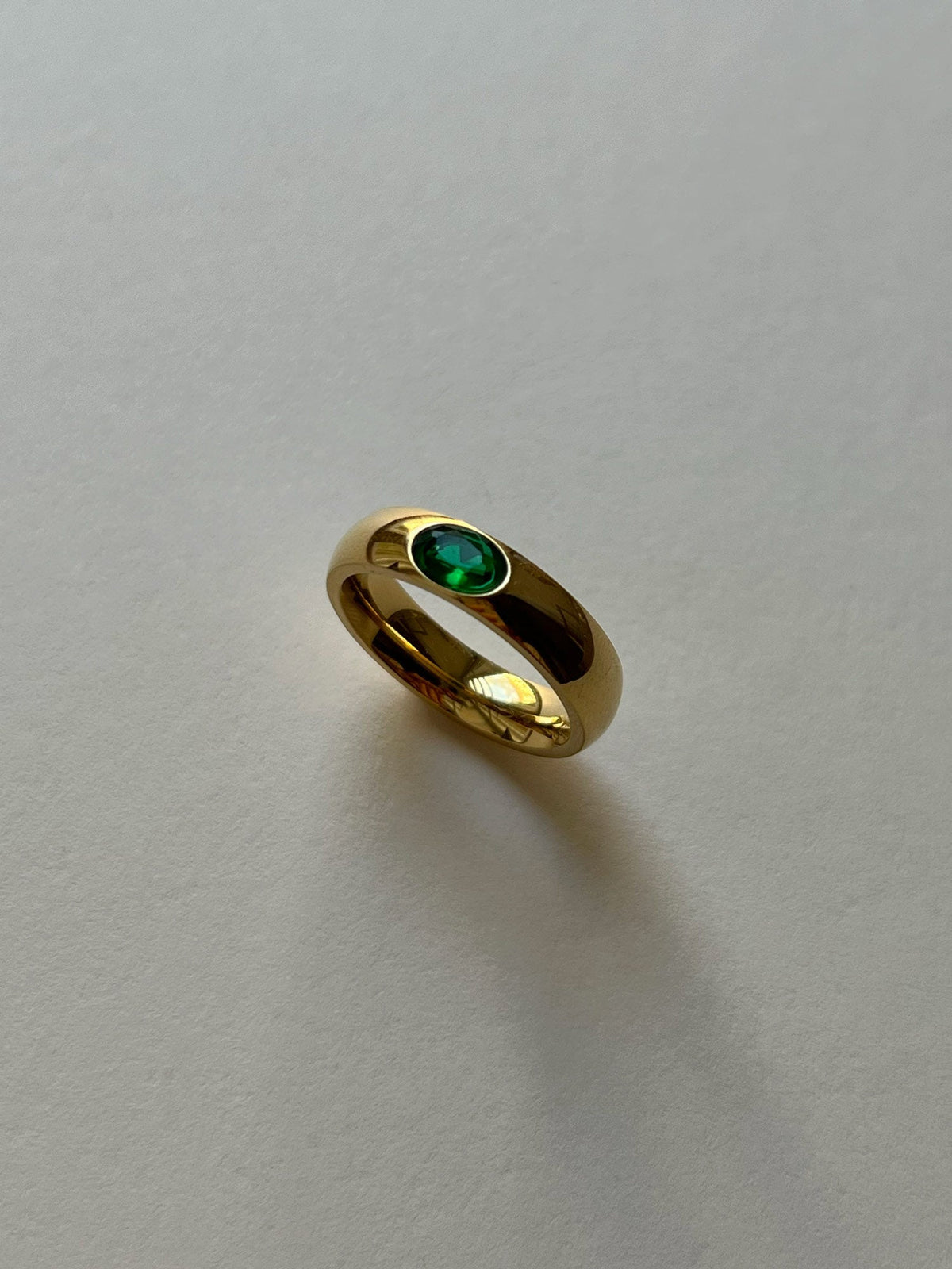 Gold ring with emerald gemstone
