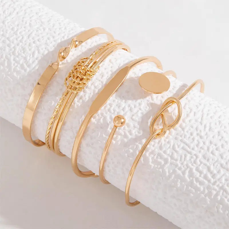 Delicate charm bracelet in gold