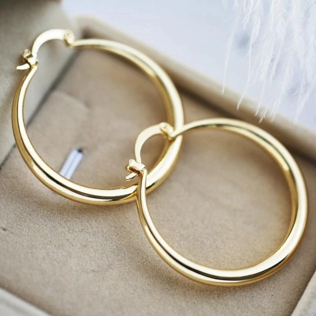 Romantic Cat Drop Earrings in Gold