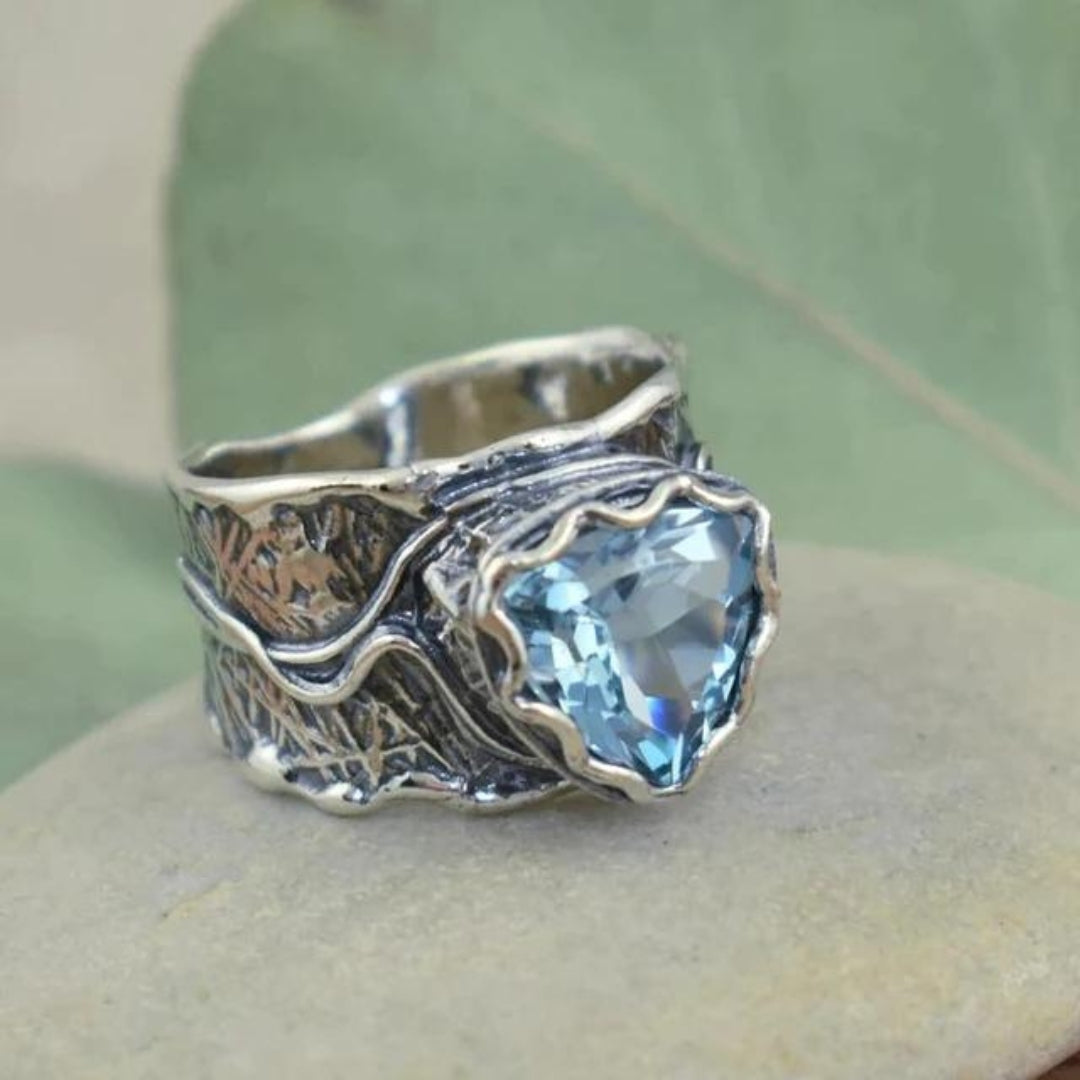 Luxurious sapphire statement ring