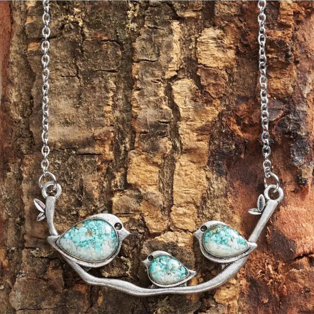 Elegant Vintage Pendant Necklace in Silver