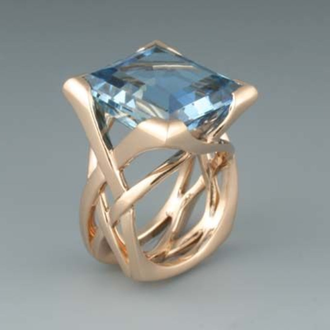 Romantic Blue Zirconia Vintage Ring in Rose Gold