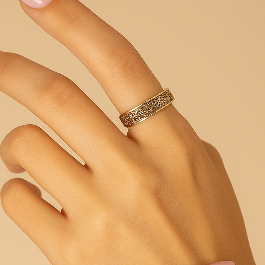 Romantic Statement Ring in Gold