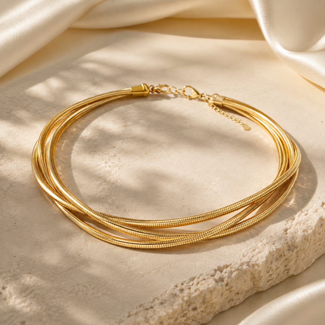 Elegant Vintage Pendant Necklace in Gold