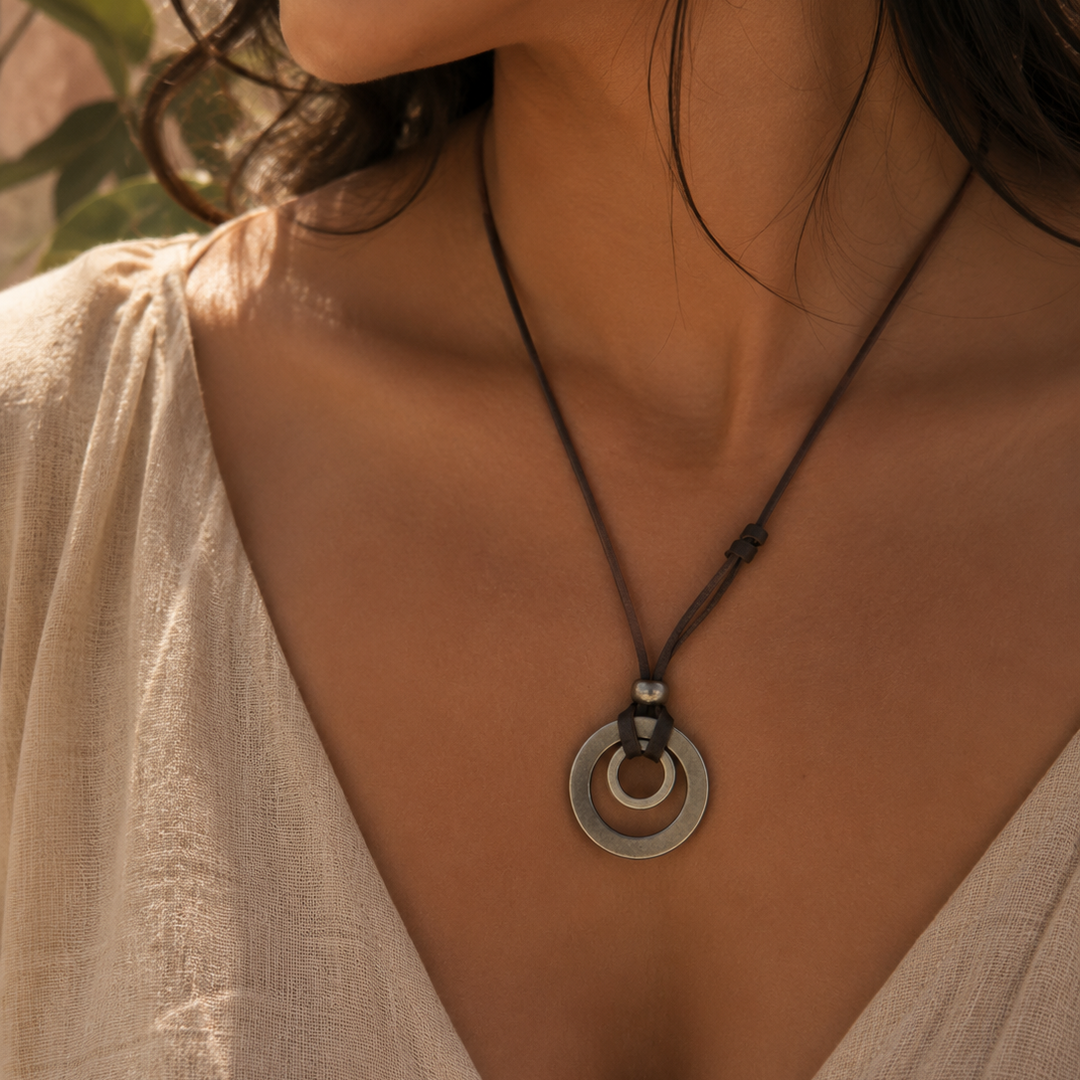 Delicate Vintage Pendant Necklace in Silver
