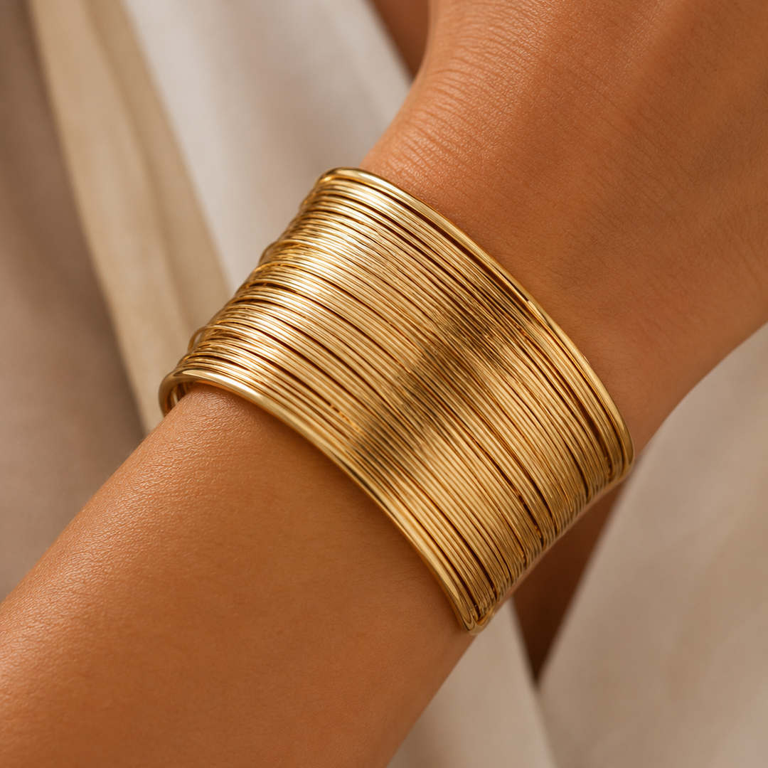 Elegant Charm Bracelet in Gold