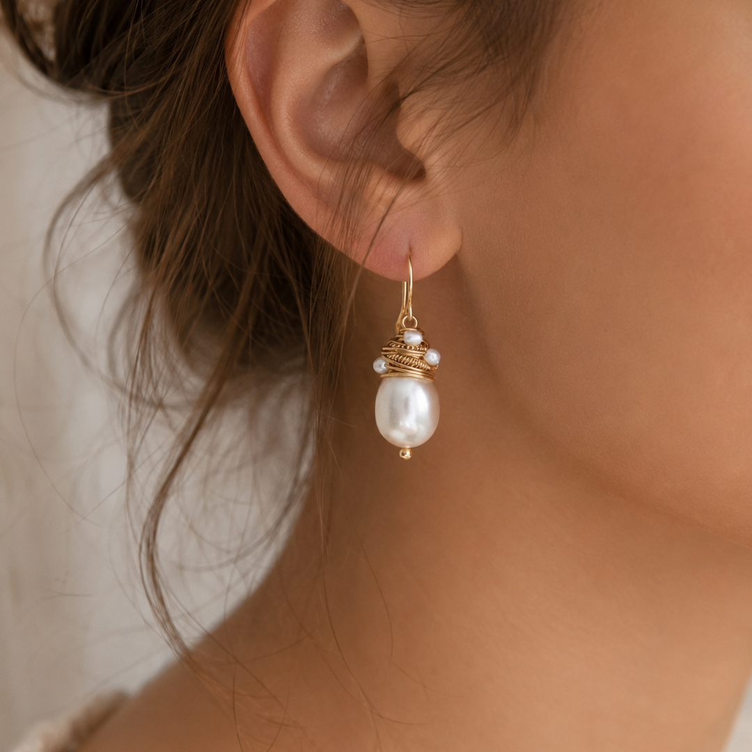 Romantic Pearl Vintage Earrings in Gold