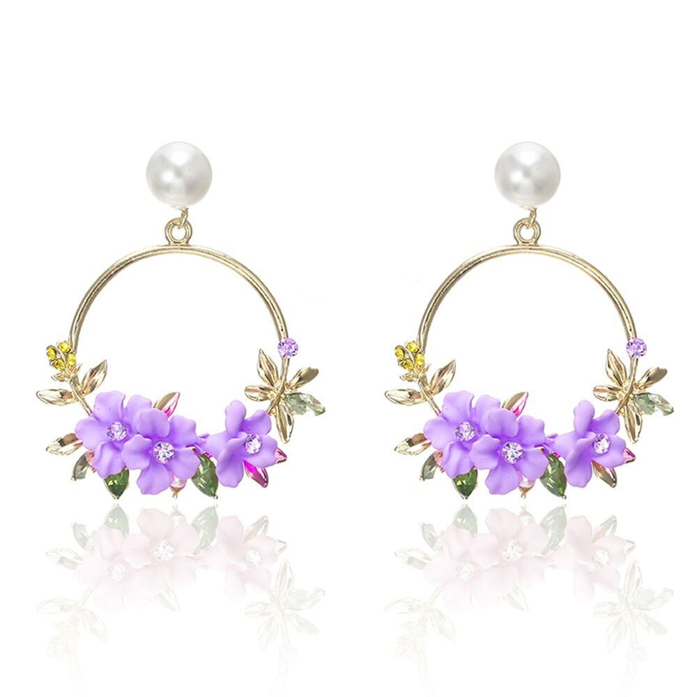 Chic Pearl Flower Earrings in Gold