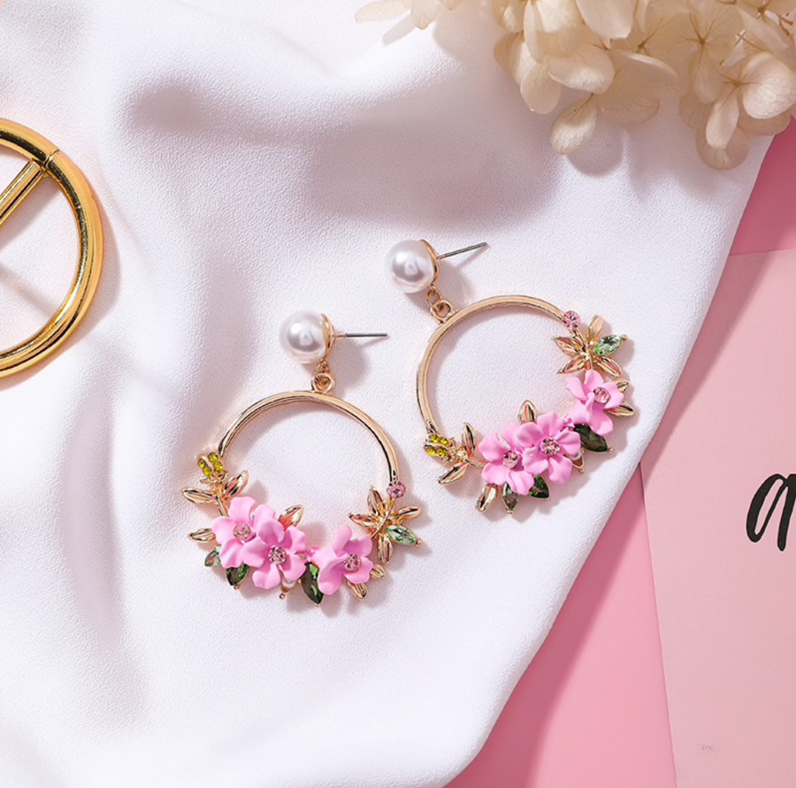 Chic Pearl Flower Earrings in Gold