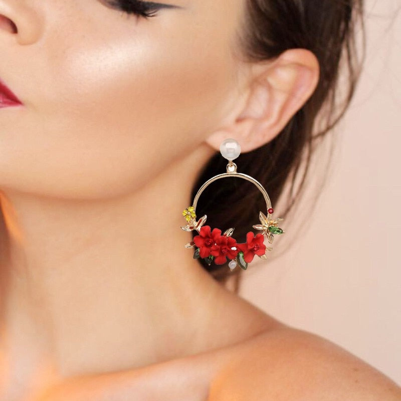 Chic Pearl Flower Earrings in Gold