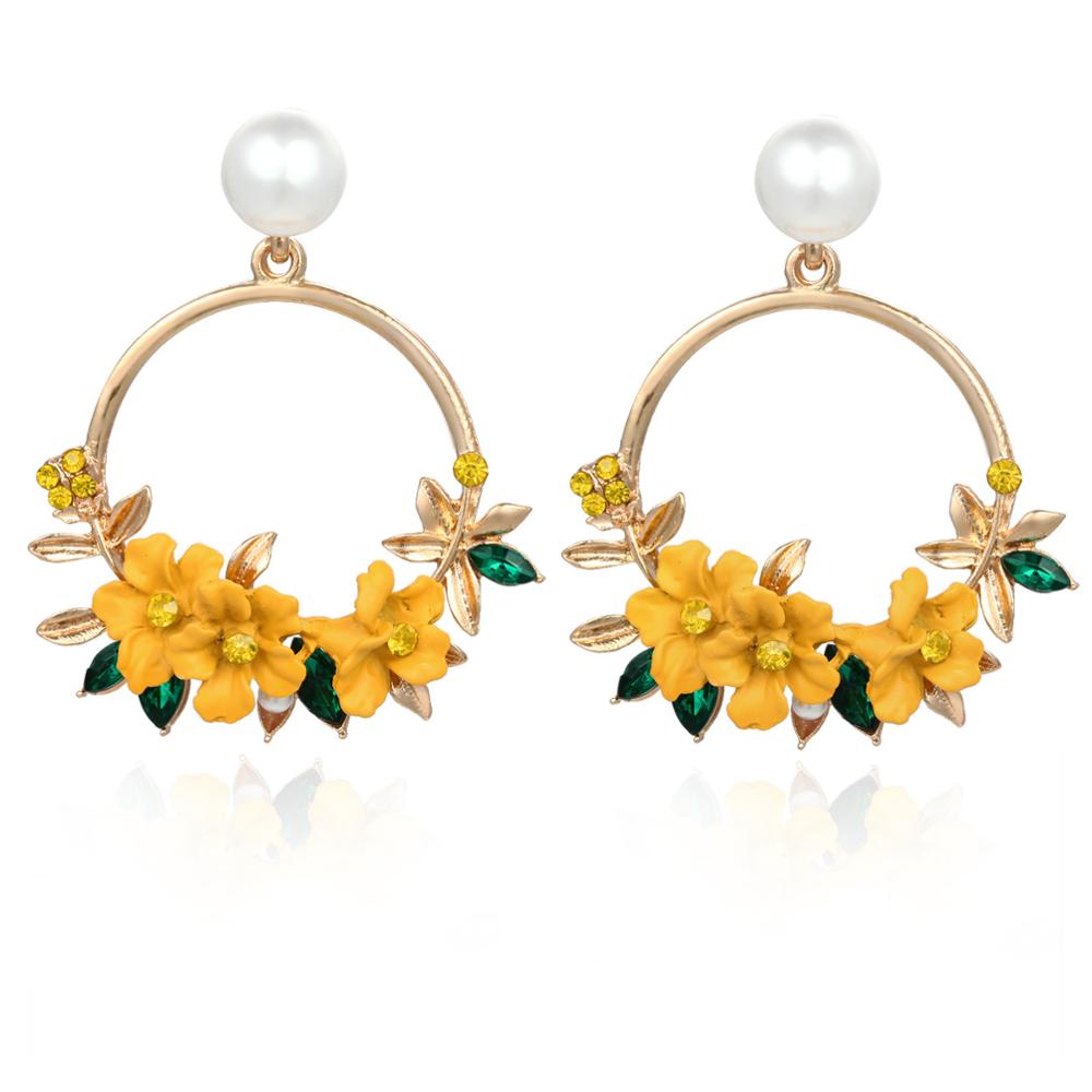 Chic Pearl Flower Earrings in Gold
