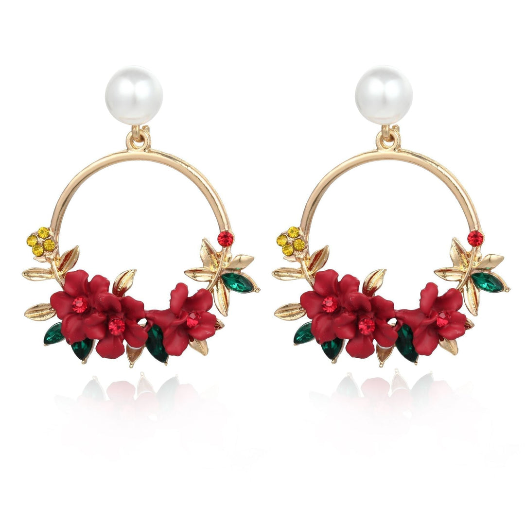 Chic Pearl Flower Earrings in Gold