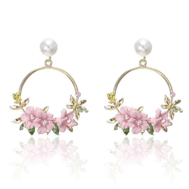 Chic Pearl Flower Earrings in Gold
