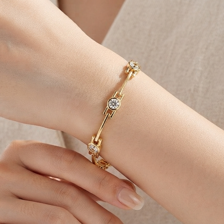 Elegant Zirconia Cat Bracelet in Gold