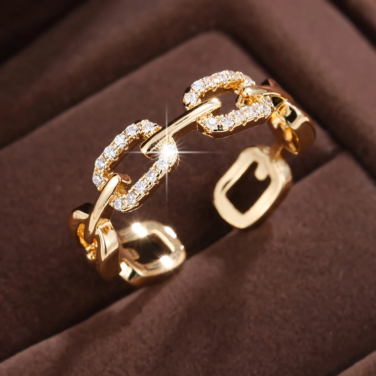Luxurious statement ring in gold