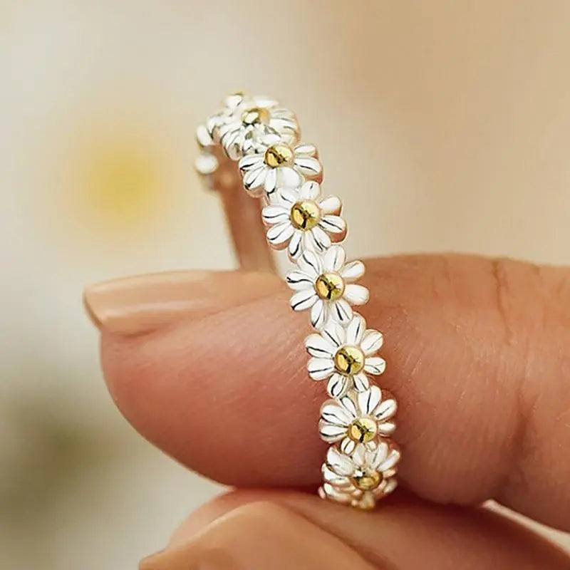 Vintage-Style Daisy Statement Ring in Silver