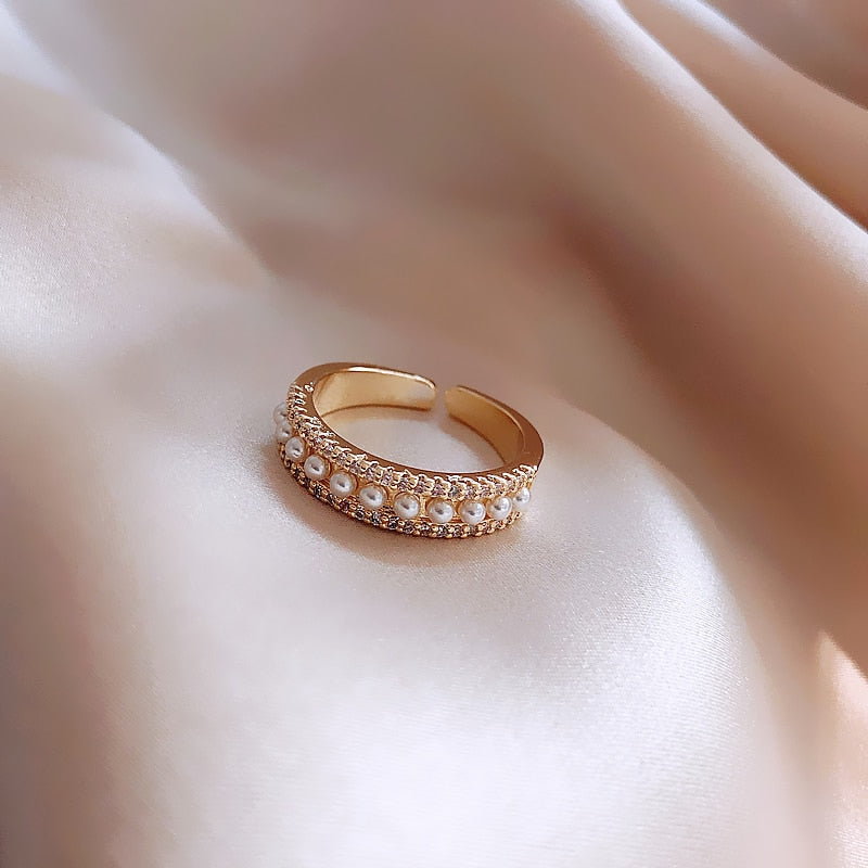 Classic pearl statement ring in gold