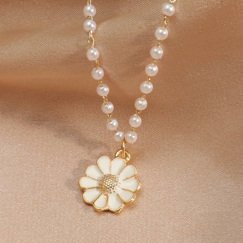 Dainty pearl daisy pendant necklace