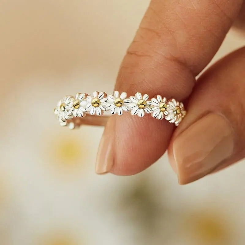 Vintage-Style Daisy Statement Ring in Silver