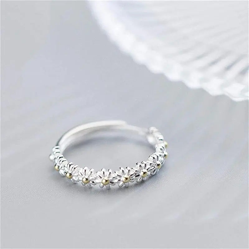 Vintage-Style Daisy Statement Ring in Silver