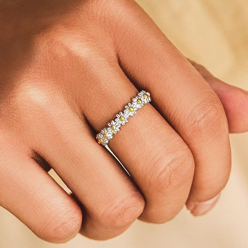 Sparkling Daisy Statement Ring in Silver