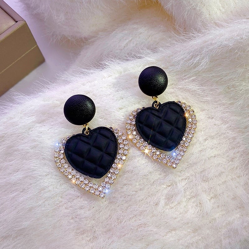 Romantic black heart earrings in gold