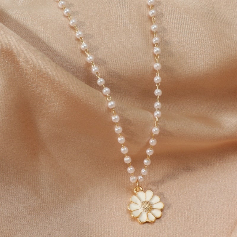 Dainty Pearl Daisy Pendant Necklace