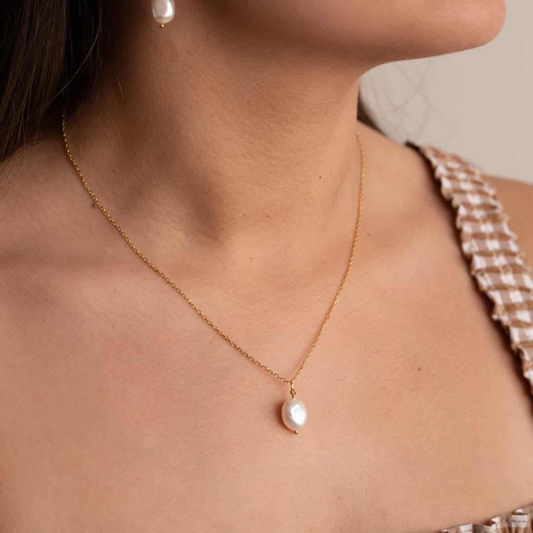 Gold Pearl Necklace Iridescent Pearl Pendant