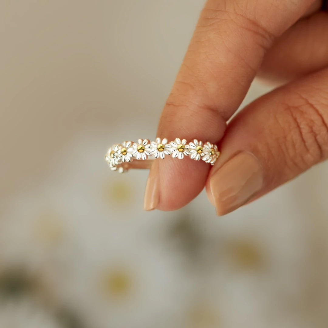 Luxurious flower statement ring