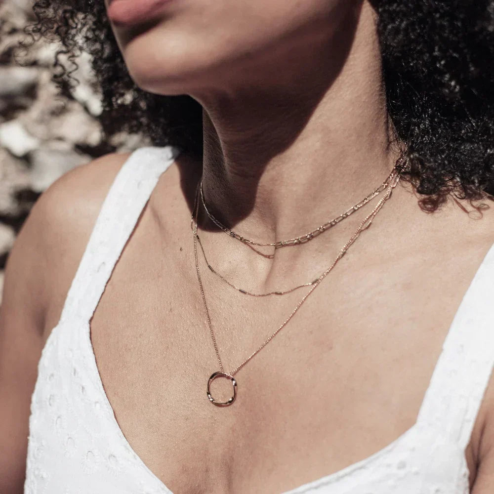 Delicate Pendant Necklace in Gold
