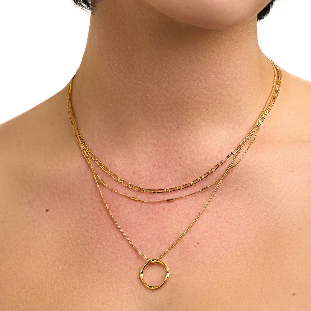 Delicate Pendant Necklace in Gold