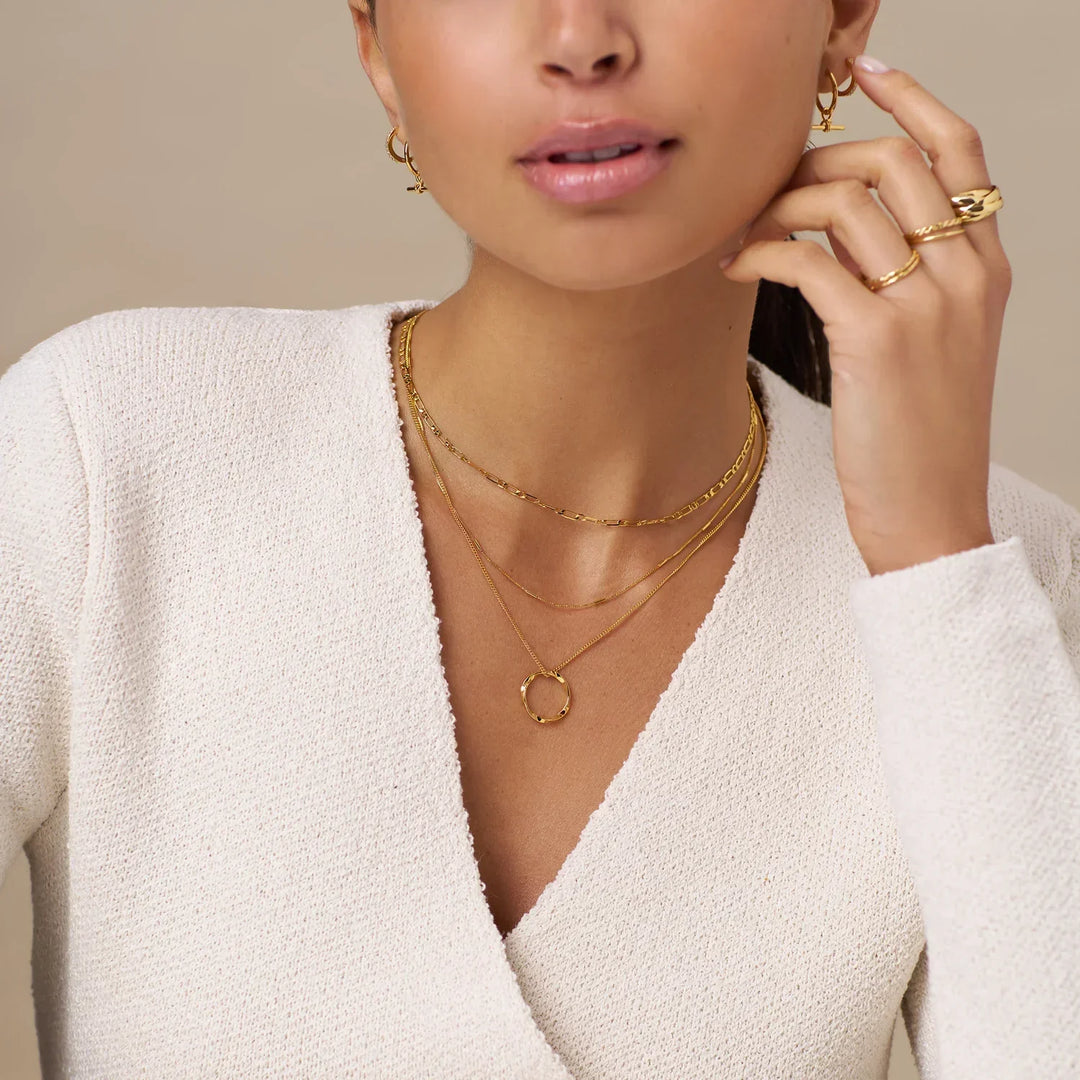 Delicate Pendant Necklace in Gold