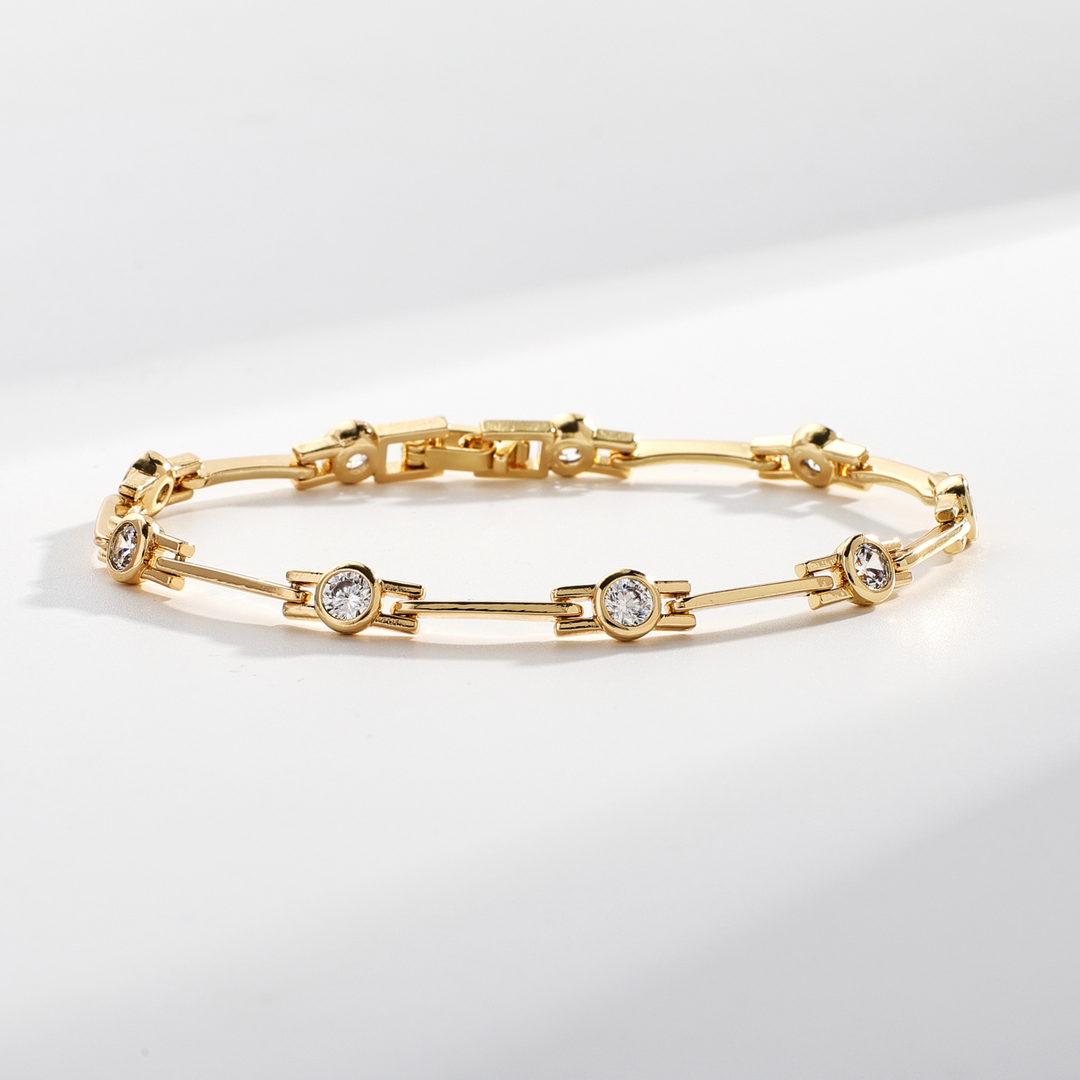 Elegant Zirconia Cat Bracelet in Gold