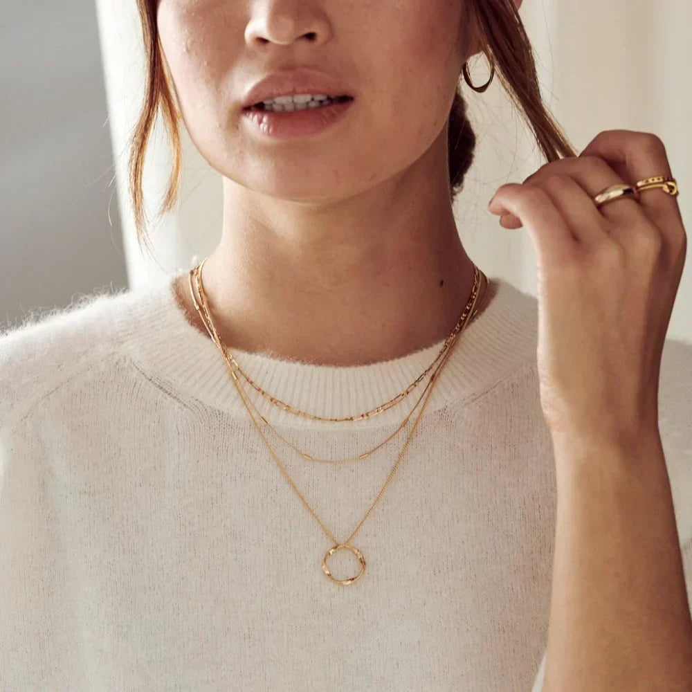 Delicate Pendant Necklace in Gold
