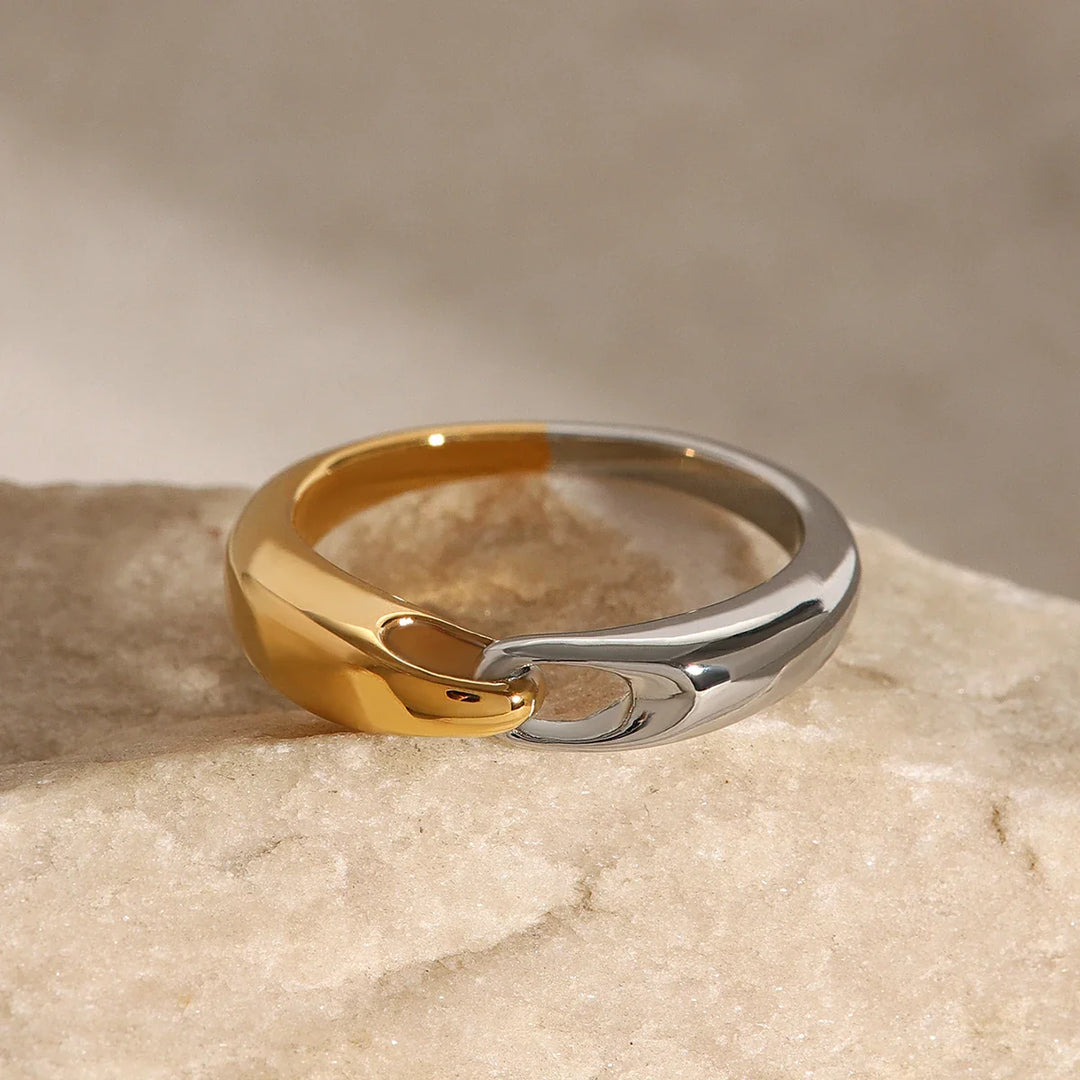 Elegant Two Tone Buckle Link Ring