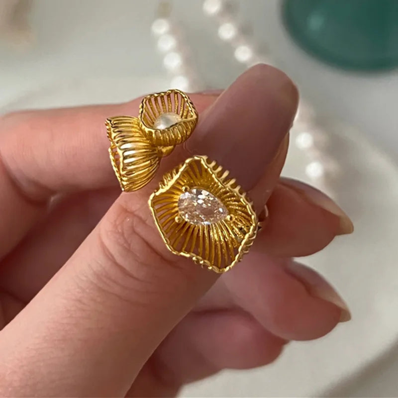 Diamond pearl clam shell ring